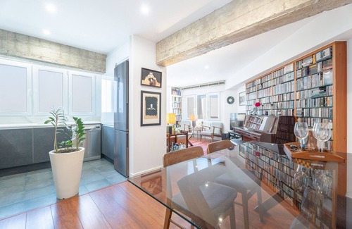 Penya-roja Apartamento | Apartamento 'Lujoso Ático Palau De La Música' con terraza compartida, Wi-Fi y aire acondicionado.