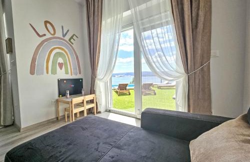 Celina Apartamento | Apartment Luxury Apartman Mir by Interhome
