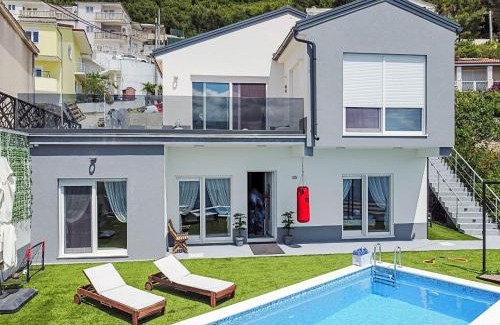 Celina Apartamento | Apartment Luxury Apartman Mir by Interhome