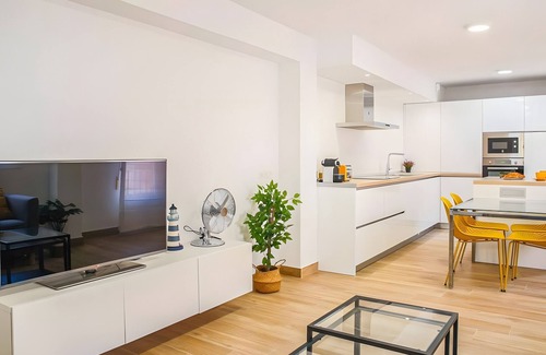 Almeria Centro Apartamento | Apartamento 'Magnifico Apto Pleno Centro Almeria' con balcón, Wi-Fi y aire acondicionado