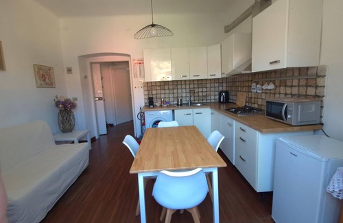La Foce Apartamento | Apartment 'Maison18' with Balcony, Wi-Fi and Air Conditioning