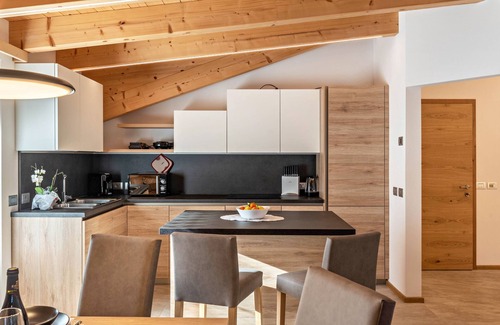 Vigo di Fassa Apartamento | Apartamento 'Majon De Rita' con vistas a la montaña, bañera de hidromasaje y Wi-Fi