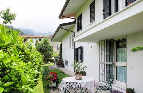Montignoso Apartamento | Apartment Mandarino by Interhome