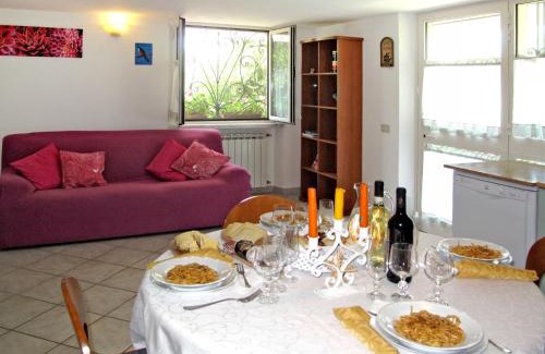 Montignoso Apartamento | Apartment Mandarino by Interhome