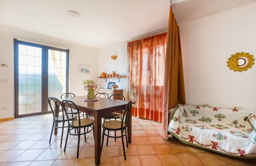 Santo Stefano Apartamento | Apartamento 'Mandorlo' con vistas al mar, terraza privada y Wi-Fi