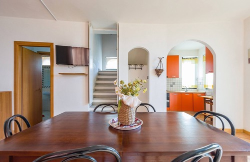 Santo Stefano Apartamento | Apartamento 'Mandorlo' con vistas al mar, terraza privada y Wi-Fi