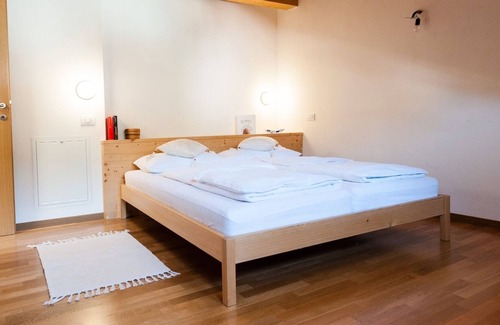 Ronzo-Chienis Apartamento | Apartamento 'Mansarda Ronzo' con vistas a la montaña y Wi-Fi