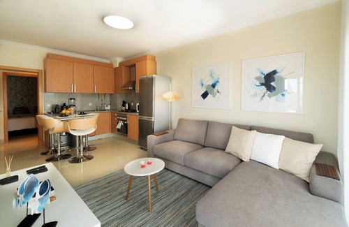Montechoro Apartamento | Apartamento 'Monte Da Eira - Sunset' con piscina compartida, Wi-Fi y aire acondicionado