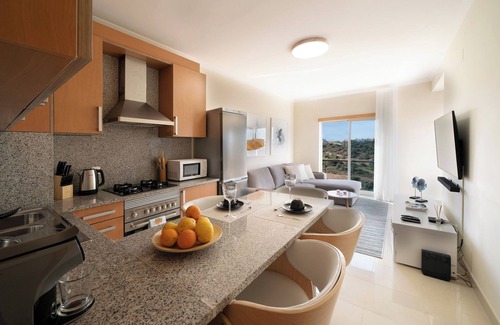 Montechoro Apartamento | Apartamento 'Monte Da Eira - Sunset' con piscina compartida, Wi-Fi y aire acondicionado