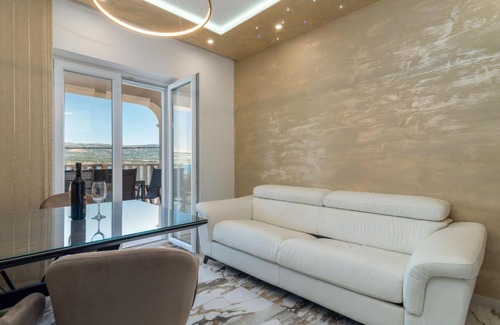Arbanija Apartamento | Apartment Mornar-3 by Interhome