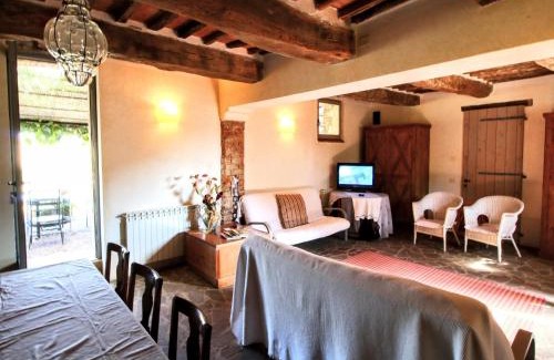 Castiglione del Lago Casa | Apartment near Lake Trasimeno with Pool