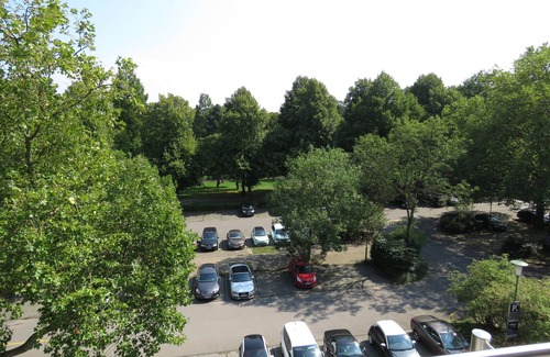 Suedviertel Apartamento | Apartamento cerca del centro con balcón y vista al parque de la ciudad.