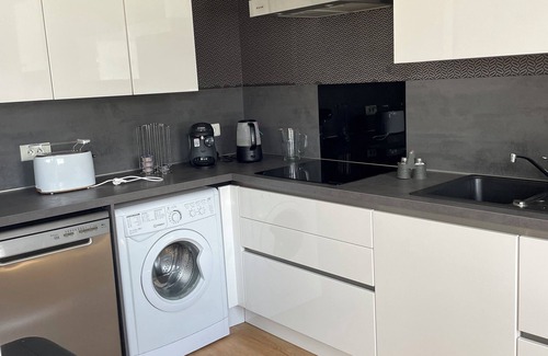 Laval Apartamento | Apartment near train station and town center