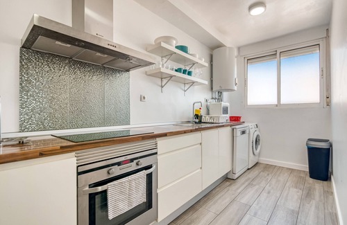 Grau i Platja Apartamento | Apartamento 'Neptuno' con piscina compartida, balcón y Wi-Fi