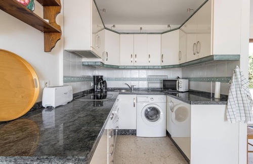 Chimenea Apartamento | Apartamento 'Nerja con vistas - Capistrano Playa' con vistas al mar, Wi-Fi y aire acondicionado