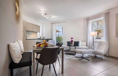 Aer Apartamento | Apartment NOBILE in Residence La Villa with Private Garden, Lake View, Pool & Wi-Fi