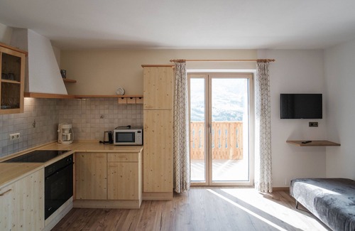 Velturno Apartamento | Apartamento 'Oberhemberger Hof Zwoaer' con vistas a la montaña, terraza compartida y Wi-Fi