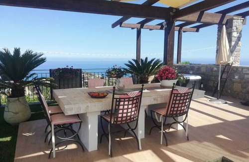 Poggi Casa | Apartment Olimpia is located on the ground floor of a beautiful villa sleepes 6