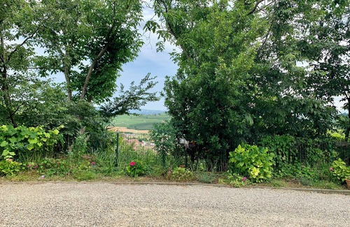 Piobesi d'Alba Apartamento | Apartment on the outskirts of Alba with stunning views of the Roero hills