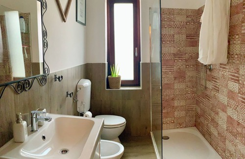 Piobesi d'Alba Apartamento | Apartment on the outskirts of Alba with stunning views of the Roero hills