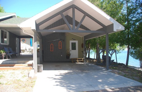 Manitoulin District Apartamento | Apartment on the Bay