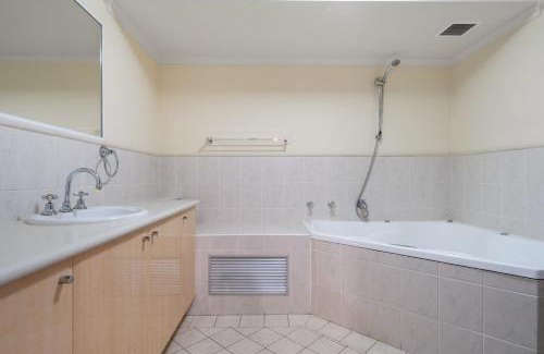 Bathurst Apartamento | Apartment on William in CBD - 2 Bed 2 Bath Wi-Fi