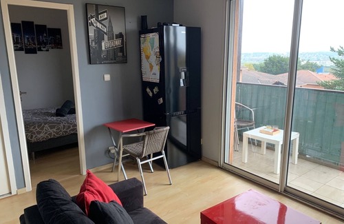 Cote Pavee Apartamento | Apartamento con vistas a la ciudad del espacio y piscina.