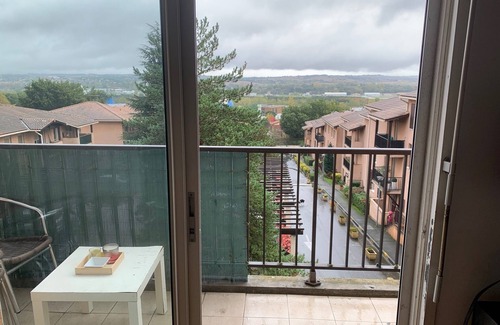Cote Pavee Apartamento | Apartamento con vistas a la ciudad del espacio y piscina.