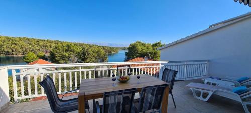 Vrboska Apartamento | Apartment Penthouse by the sea