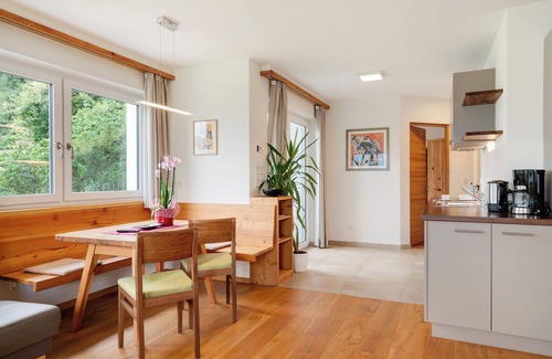 Barbiano Apartamento | Apartamento 'Pferscher - Apt Nussbaum' con vistas a la montaña, terraza compartida y Wi-Fi