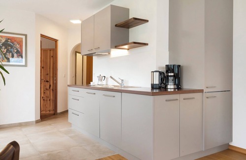 Barbiano Apartamento | Apartamento 'Pferscher - Apt Nussbaum' con vistas a la montaña, terraza compartida y Wi-Fi