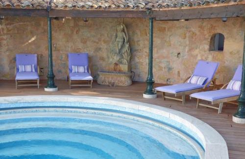 Chateauneuf-Grasse Casa | Apartment Picasso in large park with heated pool