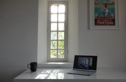 Chateauneuf-Grasse Casa | Apartment Picasso in large park with heated pool
