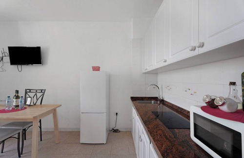 Alojera Apartamento | Apartamento 'Playa Azul - 8' con vistas al mar, terraza privada y Wi-Fi