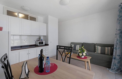 Alojera Apartamento | Apartamento 'Playa Azul - 10' con vistas al mar, terraza privada y Wi-Fi