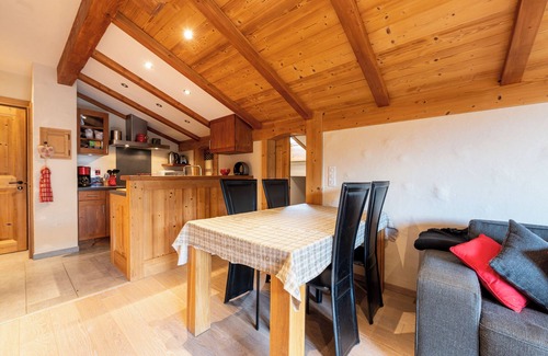 Saint-Jean-de-Sixt Apartamento | Apartamento 'Appartement Proche La Clusaz' con vistas a la montaña y balcón