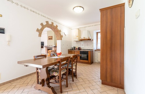 Lisciano Niccone Otro | Apartamento 'Pugnano Alto - Porcino' con piscina compartida, terraza privada y Wi-Fi