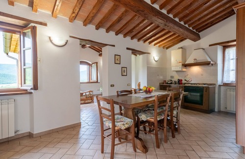 Lisciano Niccone Otro | Apartamento 'Pugnano Alto- Girasole' con piscina compartida, terraza privada y Wi-Fi