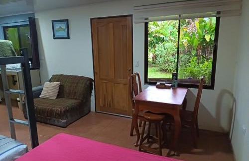 La Fortuna Apartamento | Apartment-Pura Vida-wi-fi-6 people, AC- parking-river-garden