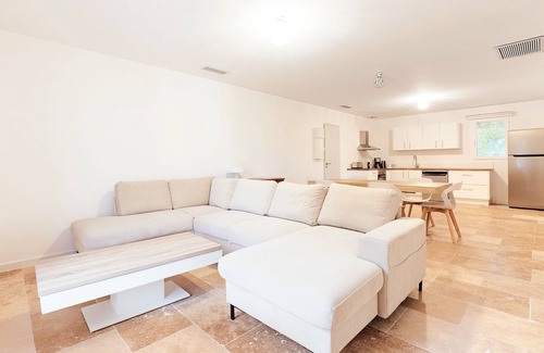 Pelissanne Apartamento | APARTMENT R+1 IN THE HEART OF THE OLIVE GROVES IN PROVENCE: SUN AND CICADAS GUARANTEED!