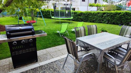 Fazana Apartamento | Apartment R & Z-Brand new family apartment with a spacious yard