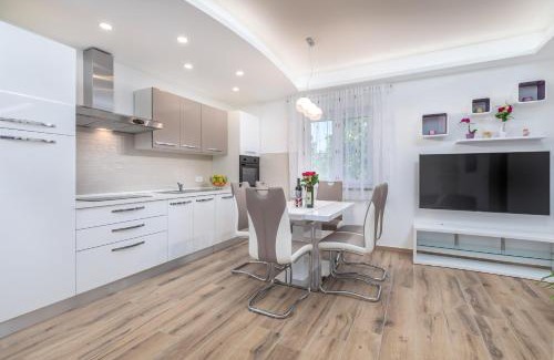 Fazana Apartamento | Apartment R & Z-Brand new family apartment with a spacious yard