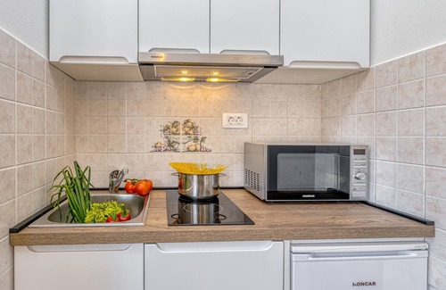 Okrug Gornji Apartamento | Apartment Rafaela 220m From the Beach