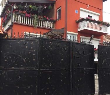 Visoko Apartamento | Apartment Red House