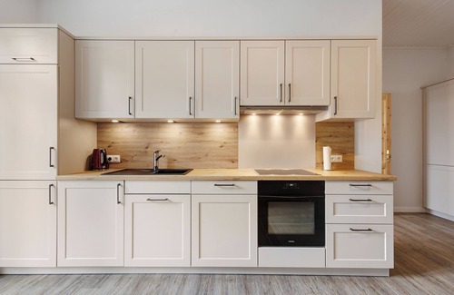 Holstenniendorf Apartamento | Apartamento 'Reit- Und Ferienhof Alte Dorfschule' con piscina compartida, terraza privada y Wi-Fi