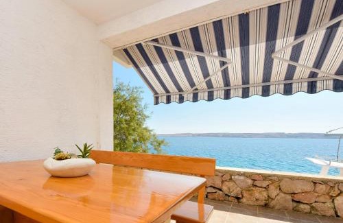 Baric Draga Apartamento | Apartment Renata by Interhome