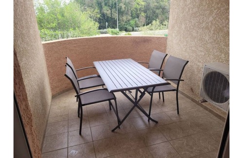 Santa-Maria-Poggio Apartamento | Apartment rental near the sea