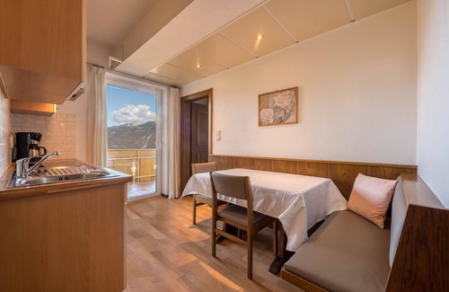 Tesimo Apartamento | Apartamento "Residenz Kronstein - 5" con balcón, jardín, vistas a la montaña y Wi-Fi