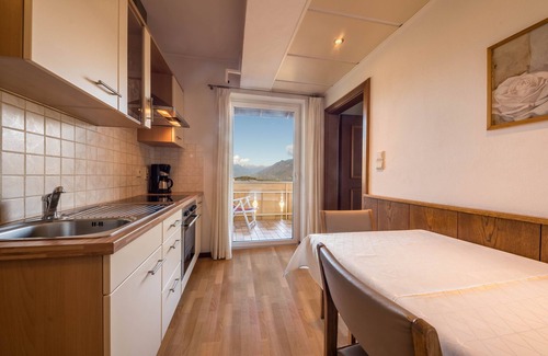 Tesimo Apartamento | Apartamento "Residenz Kronstein - 5" con balcón, jardín, vistas a la montaña y Wi-Fi