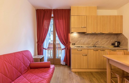 Carisolo Apartamento | Holiday Apartment "Residence Park Imperator Bilocale" with Balcony, Shared Garden & Mountain View